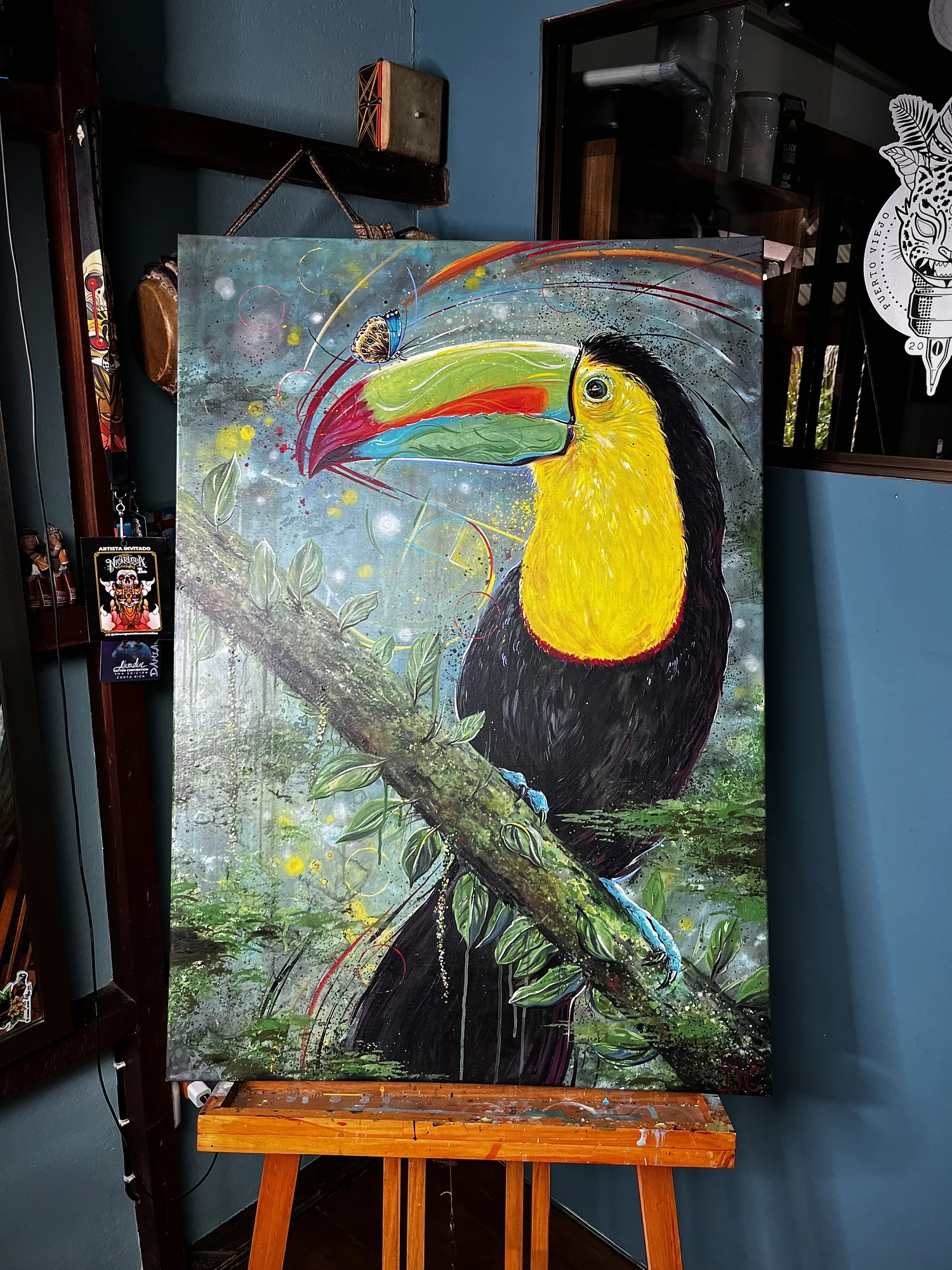 Toucan painting on the easel by Damián Calandra