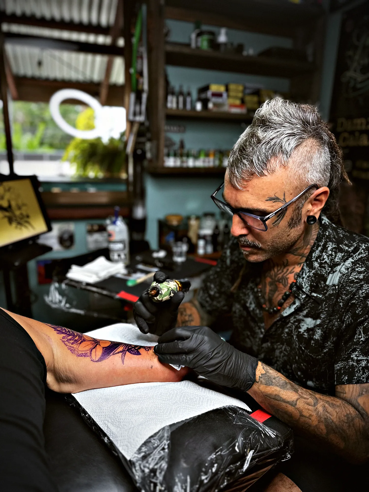 Damián Calandra tattooing a client at La Tinta Tropical