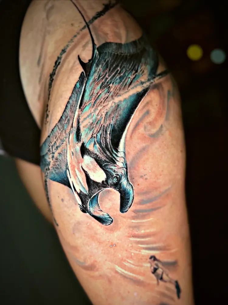 Manta ray tattoo by Damián Calandra