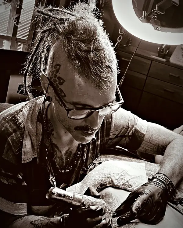 Damián working with the tattoo machine, black and white portrait