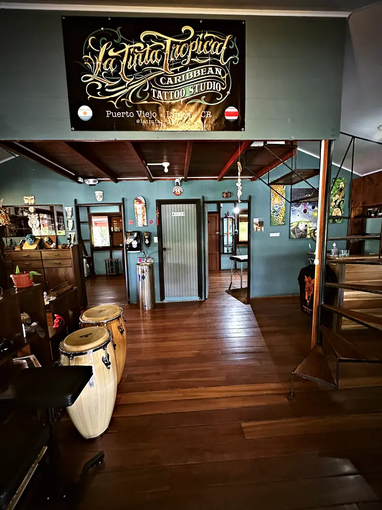 La Tinta Tropical studio with the shop sign